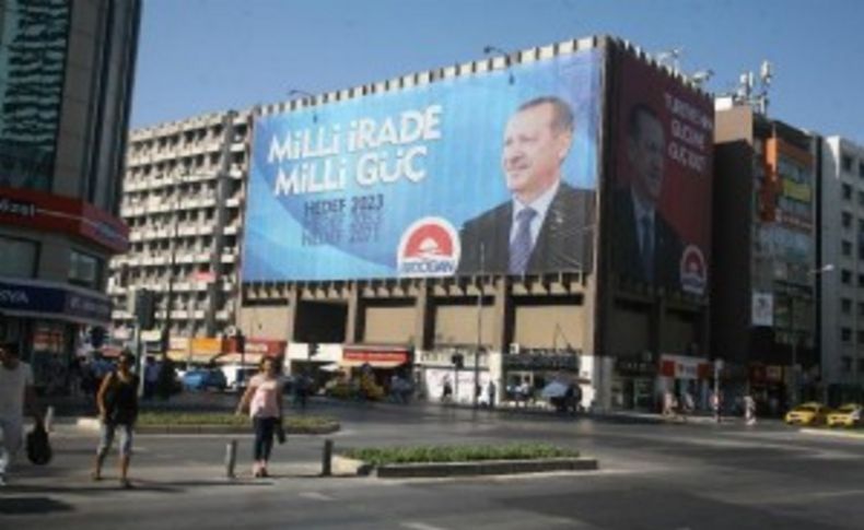 Afişleri İzmir'e yadigar kaldı